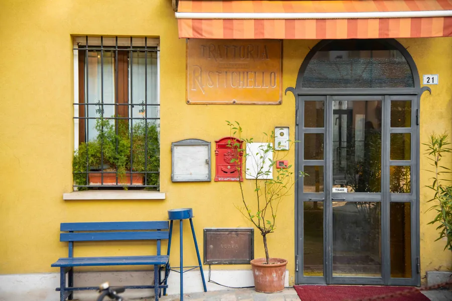 L'ingresso su Via Maggiore 21, sotto l'insegna storica